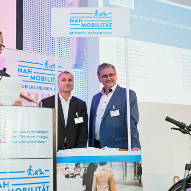 Auf dem Foto, sieht man von links nach rechts Staatssekretär Jens Deutschendorf, Uwe Koch (Sonderfachdienst Verkehr und Sport) sowie Landrat Uwe Schmidt beim 4. Nahmobilitätskongress in Frankfurt/Main.