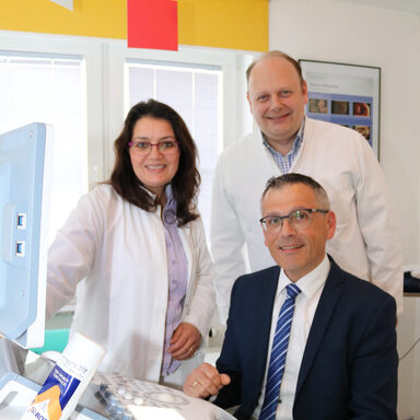 Prof. Dr. Daniel Beyer seine Frau Dr. Feriel Amari zeigten Vizelandrat Andreas Siebert bei der Bescheidübergabe für die Fördergelder welche Vorteile medizinische Hightech-Geräte in der Gynäkologie für die Patientinnen bieten.