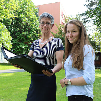 Sabine Scherer (links), Leiterin des Fachbereichs Jugend beim Landkreis Kassel, wurde einen Tag lang von der 22-jährigen Studentin Sina Diehl „beschattet“.
