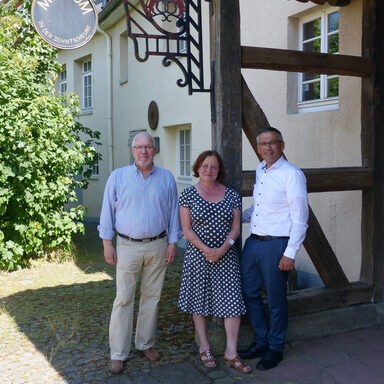 Auf dem Foto sieht man von links nach rechts Lothar Rasch (1. Vorsitzender Museumsverein), Museumsleiterin Beate Bickel und Vizelandrat Andreas Siebert vor der Zehntscheune in Wolfhagen