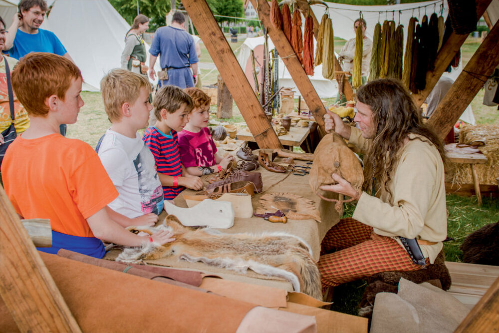 Die Besucher des Keltenfestes können historische Handwerkskunst erleben und vielfach auch selbst aktiv werden.