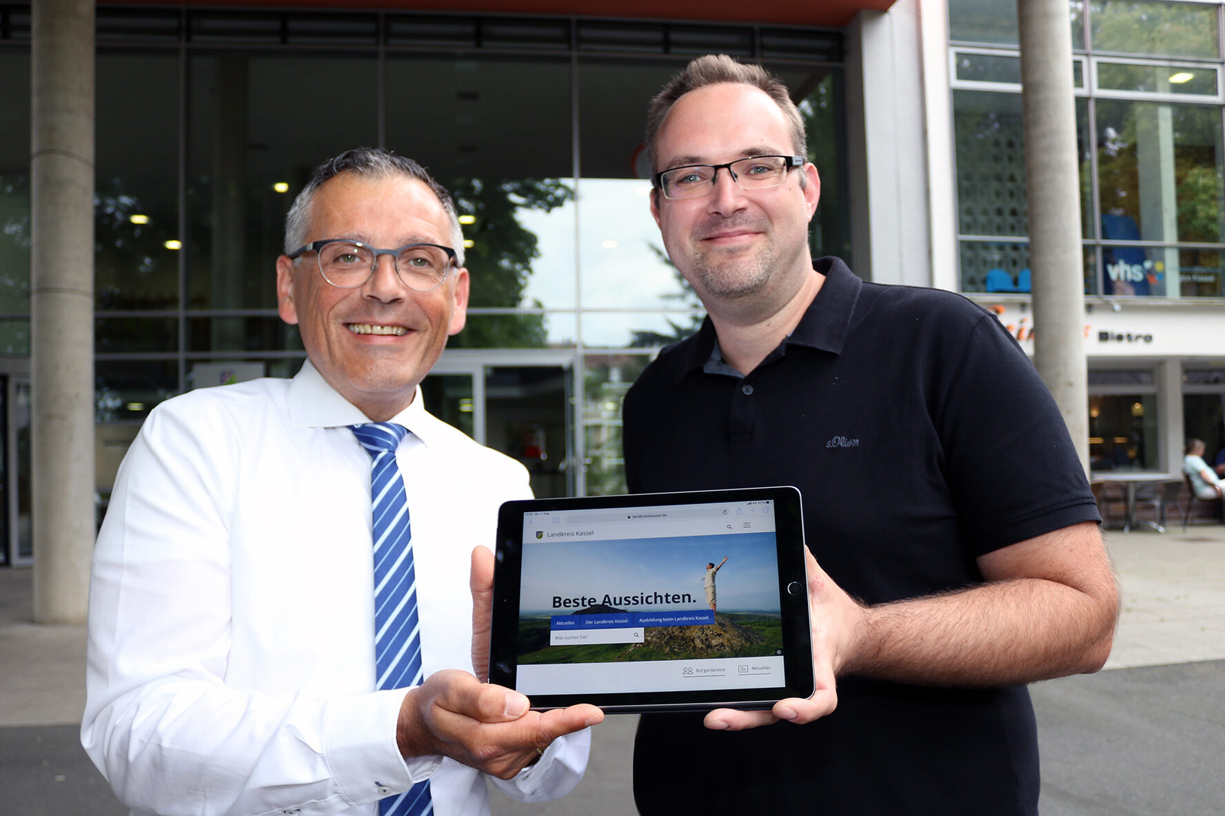 Vizelandrat Andreas Siebert (links) und Stefan Geiling von der Internetredaktion präsentieren die neue Internetpräsenz des Landkreises Kassel.