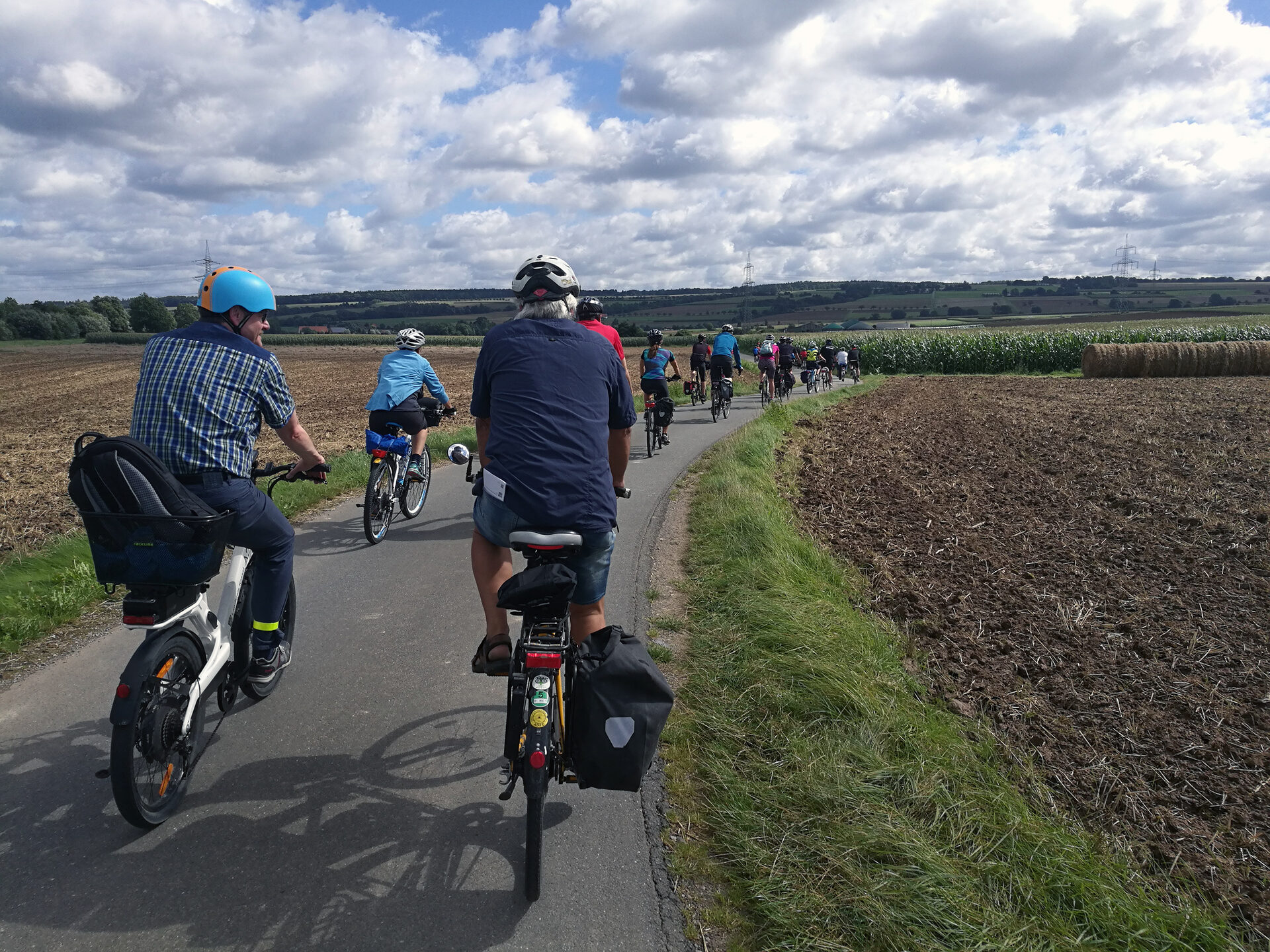 Die Land-Rad-Tour bietet die Gelegenheit interessante Projekte aus den Bereichen Tourismus und Radverkehr im Landkreis Kassel näher kennenzulernen. Und natürlich ist auch Zeit für Gespräche.