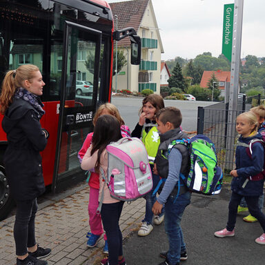 Die Busschule beginnt: Trainerin Ann-Sophie Trost wartet am Bus auf die Jungen und Mädchen der Burgbergschule in Grebenstein.