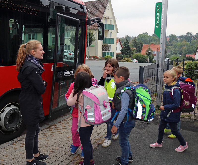 Die Busschule beginnt: Trainerin Ann-Sophie Trost wartet am Bus auf die Jungen und Mädchen der Burgbergschule in Grebenstein.