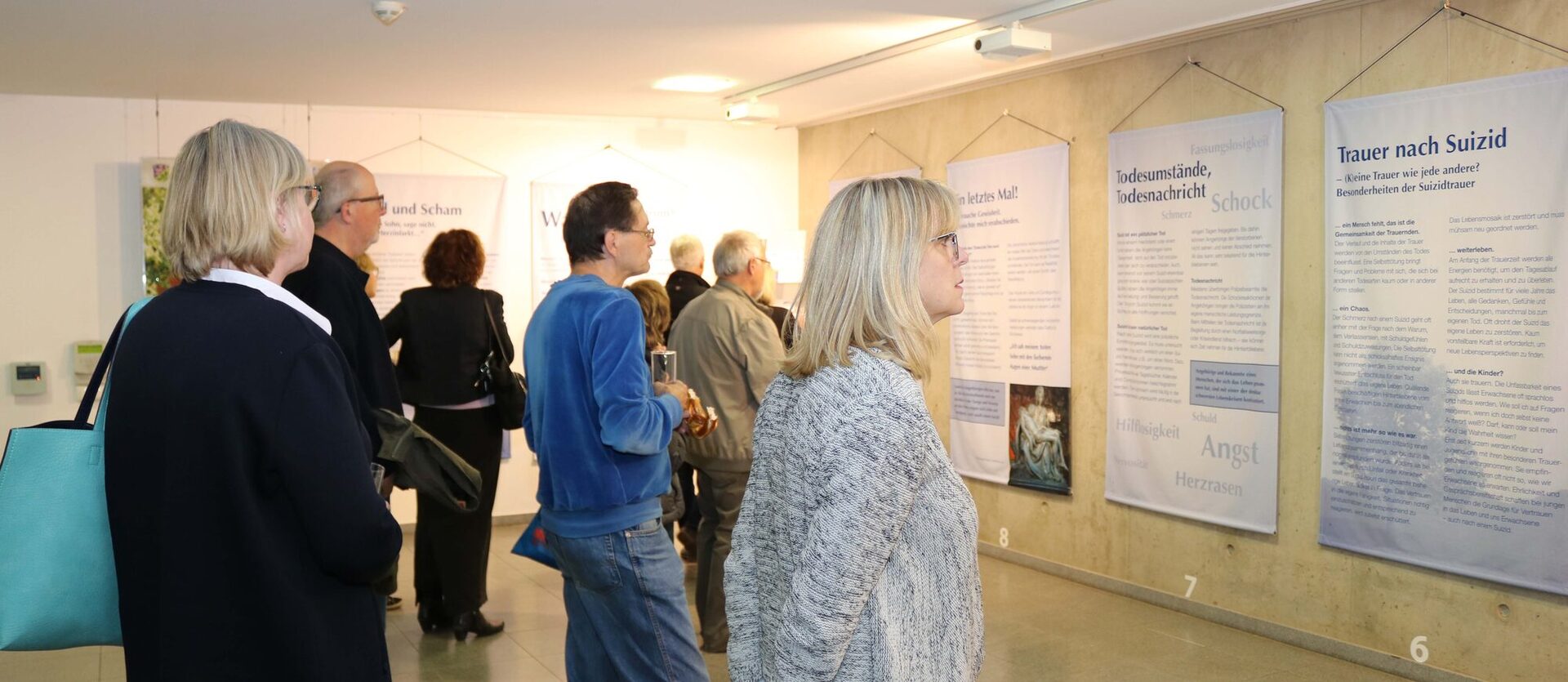 Interessierte Besucher bei der Ausstellungseröffnung. 23 Tafeln informieren über Daten und Fakten zum Thema Suizid.