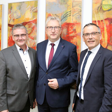Auftakt zu regelmäßigen Gesprächen: Der neue Regierungspräsident Hermann-Josef Klüber traf sich im Kreishaus mit Landrat Uwe Schmidt (links) und dem Ersten Kreisbeigeordneten Andreas Siebert (rechts).