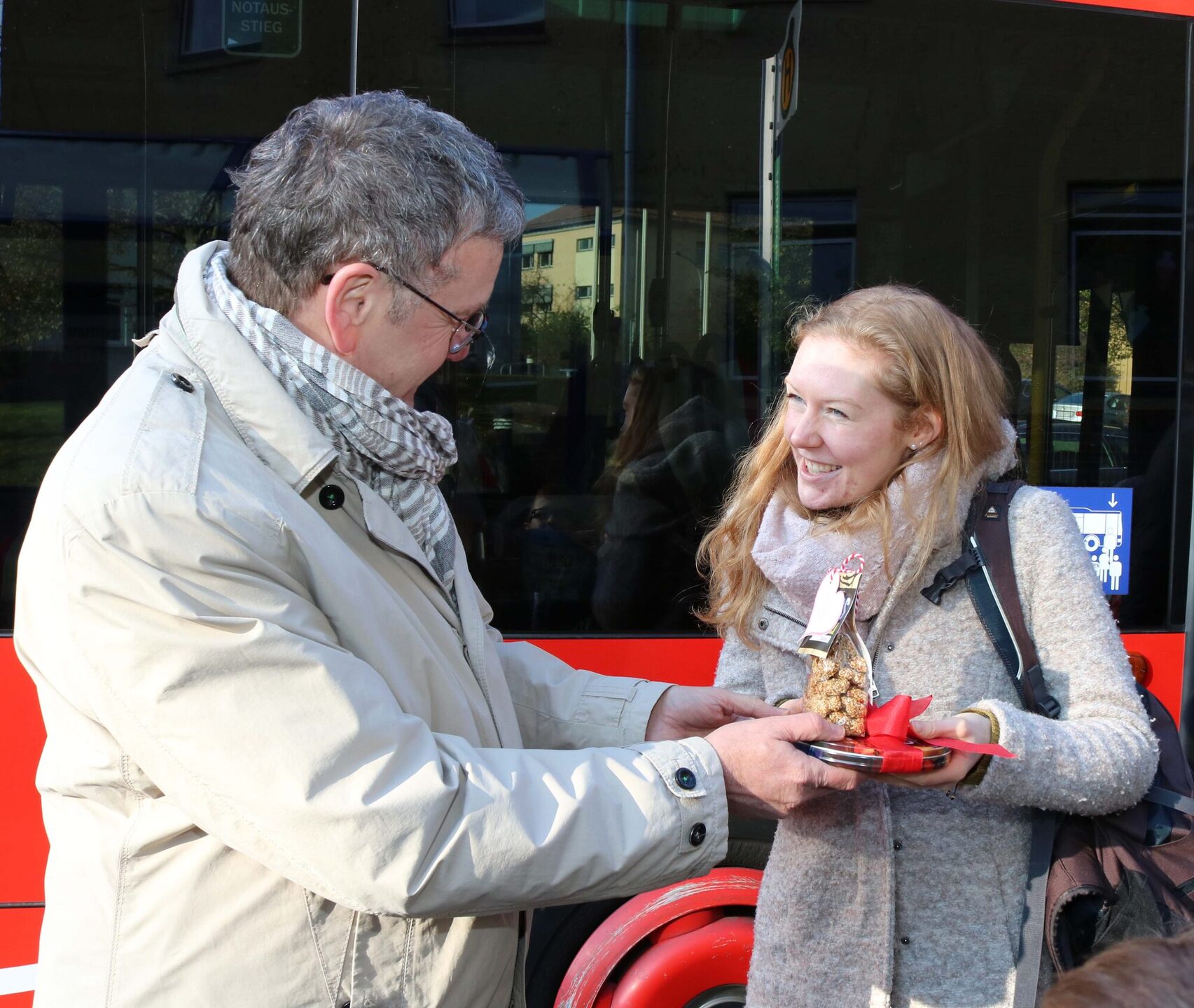 Seit vier Jahren betreut Ann-Sophie Trost vom Verkehrsunternehmen kopra die Busschule im Landkreis Kassel. Dafür gab es diesmal ein kleines Geschenk von Landrat Uwe Schmidt als Anerkennung.