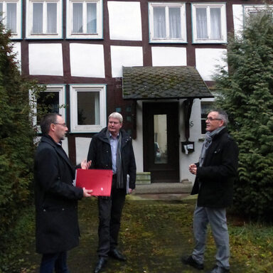 Auf dem angehängten Foto sieht man von links nach rechts Bürgermeister Harald Munser, Peter Nissen (Servicezentrum Regionalentwicklung) und Vizelandrat Andreas Siebert vor dem ältesten Haus Liebenaus, das seit drei Jahren leer steht.