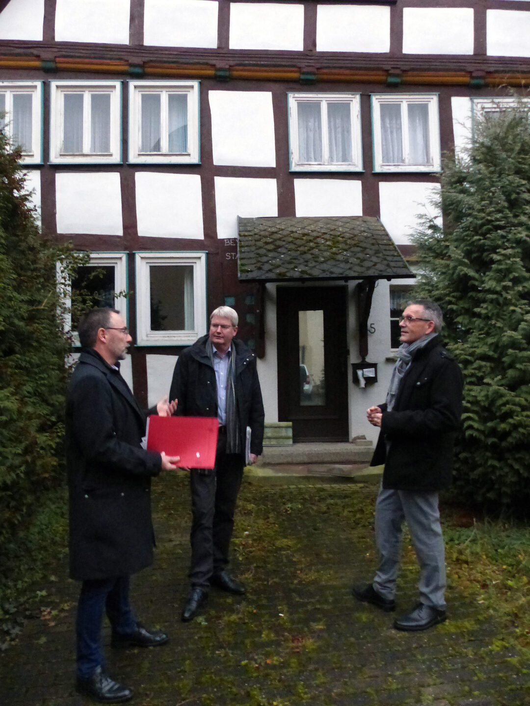 Auf dem angehängten Foto sieht man von links nach rechts Bürgermeister Harald Munser, Peter Nissen (Servicezentrum Regionalentwicklung) und Vizelandrat Andreas Siebert vor dem ältesten Haus Liebenaus, das seit drei Jahren leer steht.