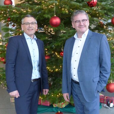 Landrat Uwe Schmidt (rechts) und der Erste Kreisbeigeordnete Andreas Siebert wünschen allen Mitbürgerinnen und Mitbürgern ein friedvolles und fröhliches Weihnachtsfest sowie ein gesundes, erfolgreiches und glückliches Jahr 2020.