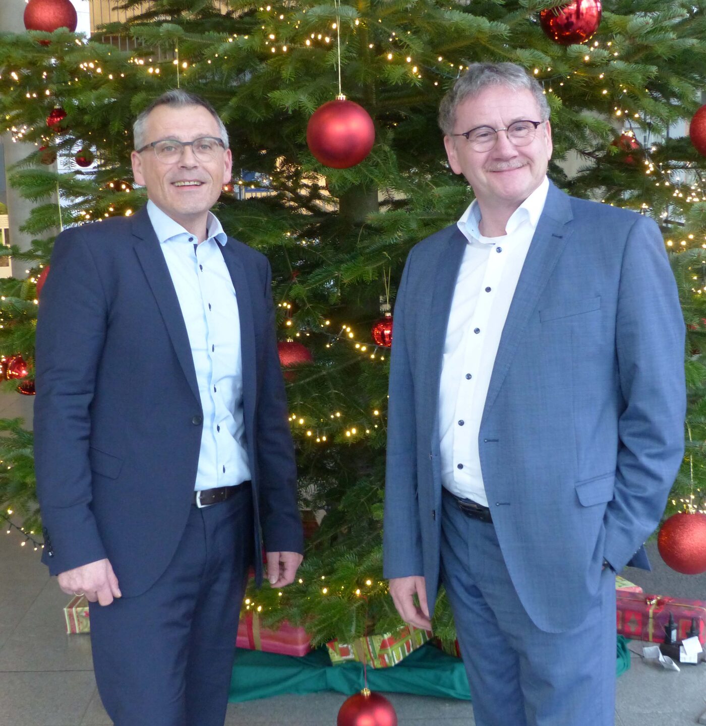 Landrat Uwe Schmidt (rechts) und der Erste Kreisbeigeordnete Andreas Siebert wünschen allen Mitbürgerinnen und Mitbürgern ein friedvolles und fröhliches Weihnachtsfest sowie ein gesundes, erfolgreiches und glückliches Jahr 2020.