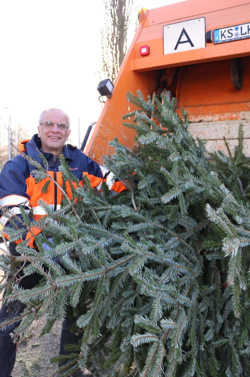Die Abfallentsorgung Kreis Kassel holt rund 60.000 Weihnachtsbäume ab. Abteilungsleiter Carsten Mielke packt da gerne selbst mit an.