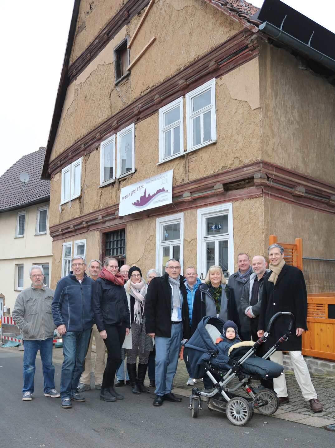 Einige Mitglieder der Bürgergenossenschaft erwarteten Vizelandrat Andreas Siebert (Mitte) bereits vor dem historischen Gebäude in Naumburg.