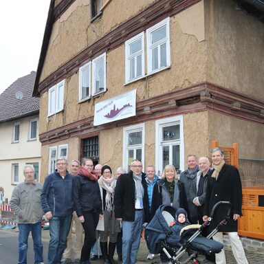 Einige Mitglieder der Bürgergenossenschaft erwarteten Vizelandrat Andreas Siebert (Mitte) bereits vor dem historischen Gebäude in Naumburg.