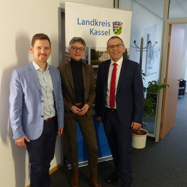 Auf dem Foto sieht man von links nach rechts Prof. Dr. Germo Zimmermann (Prorektor der CVJM-Hochschule), Sabine Scherer (Fachbereichsleitung Jugendamt) und Vizelandrat Andreas Siebert.