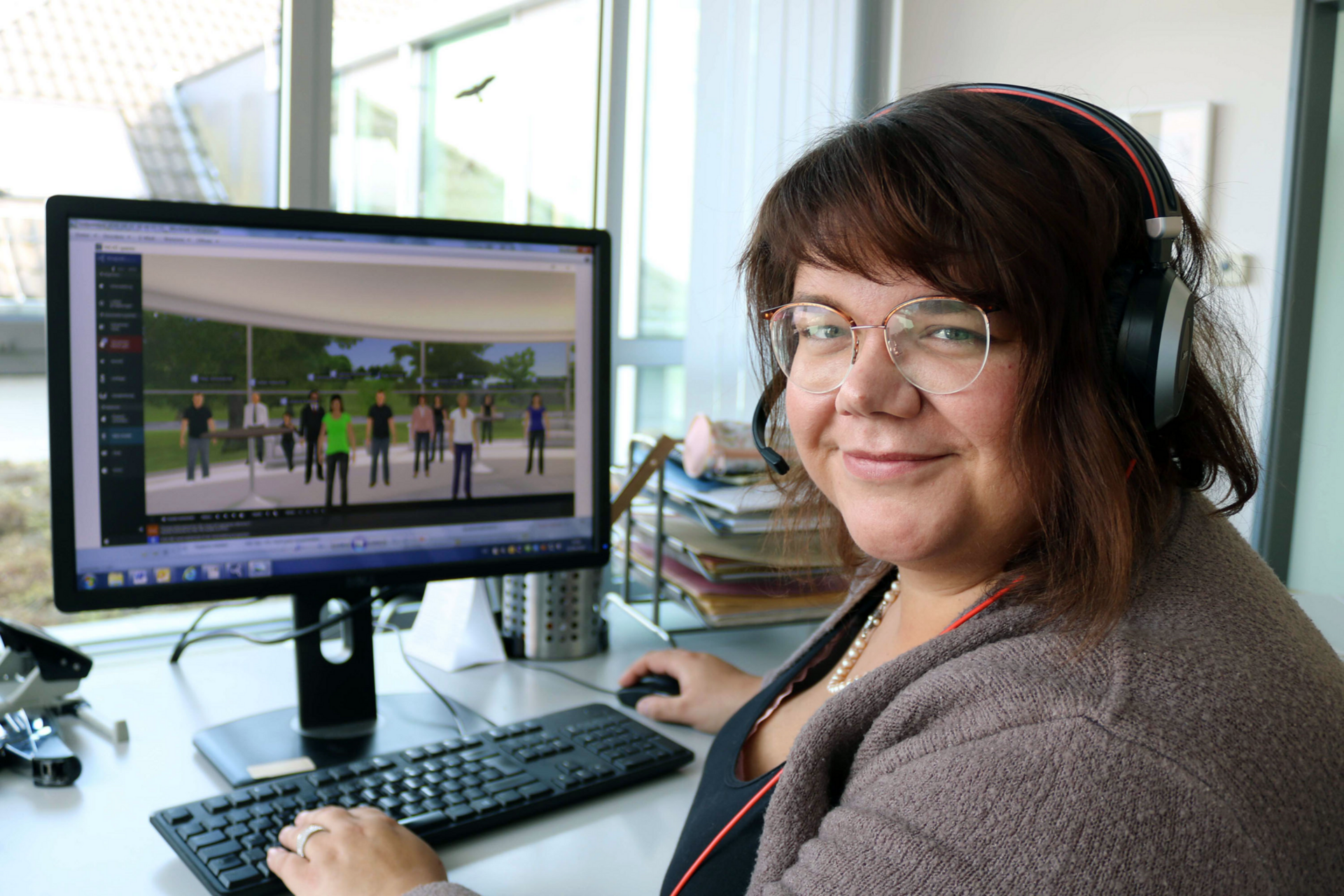 Johanna Krahnke vom Fachdienst Personalentwicklung beim Landkreis Kassel bewegt sich zusammen mit den Teilnehmern der Weiterbildung in der virtuellen Welt.