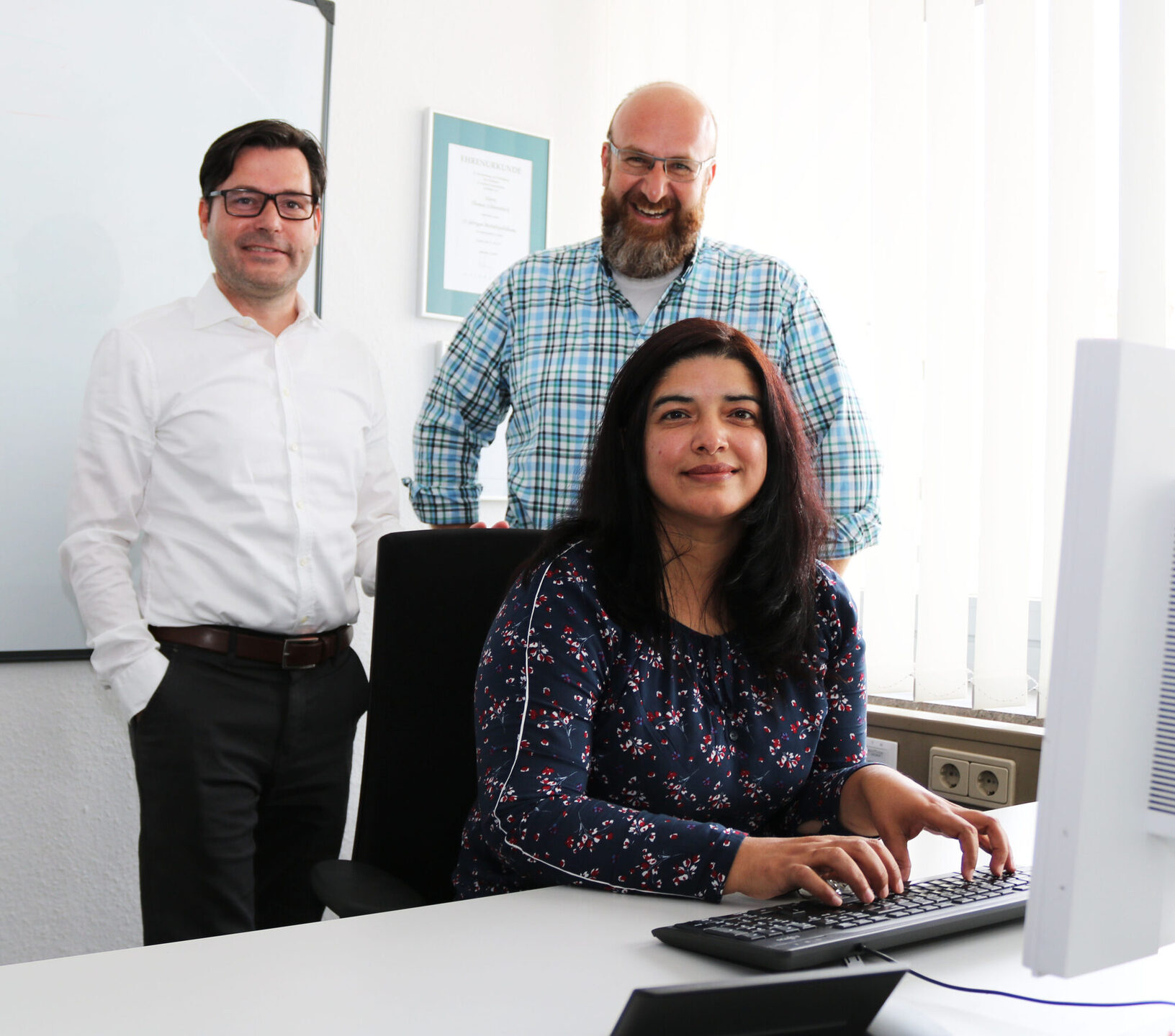 „Für die Freiheit muss man kämpfen.“ Jabeen Cheema hat ihre Ausbildung als IT-Kauffrau mit Bravour abgeschlossen. Im Hintergrund: Lars Prüssing (Geschäftsführer/CEO Quindata) und Bijan Otmischi (Integrationsmanager des Landkreises Kassel).