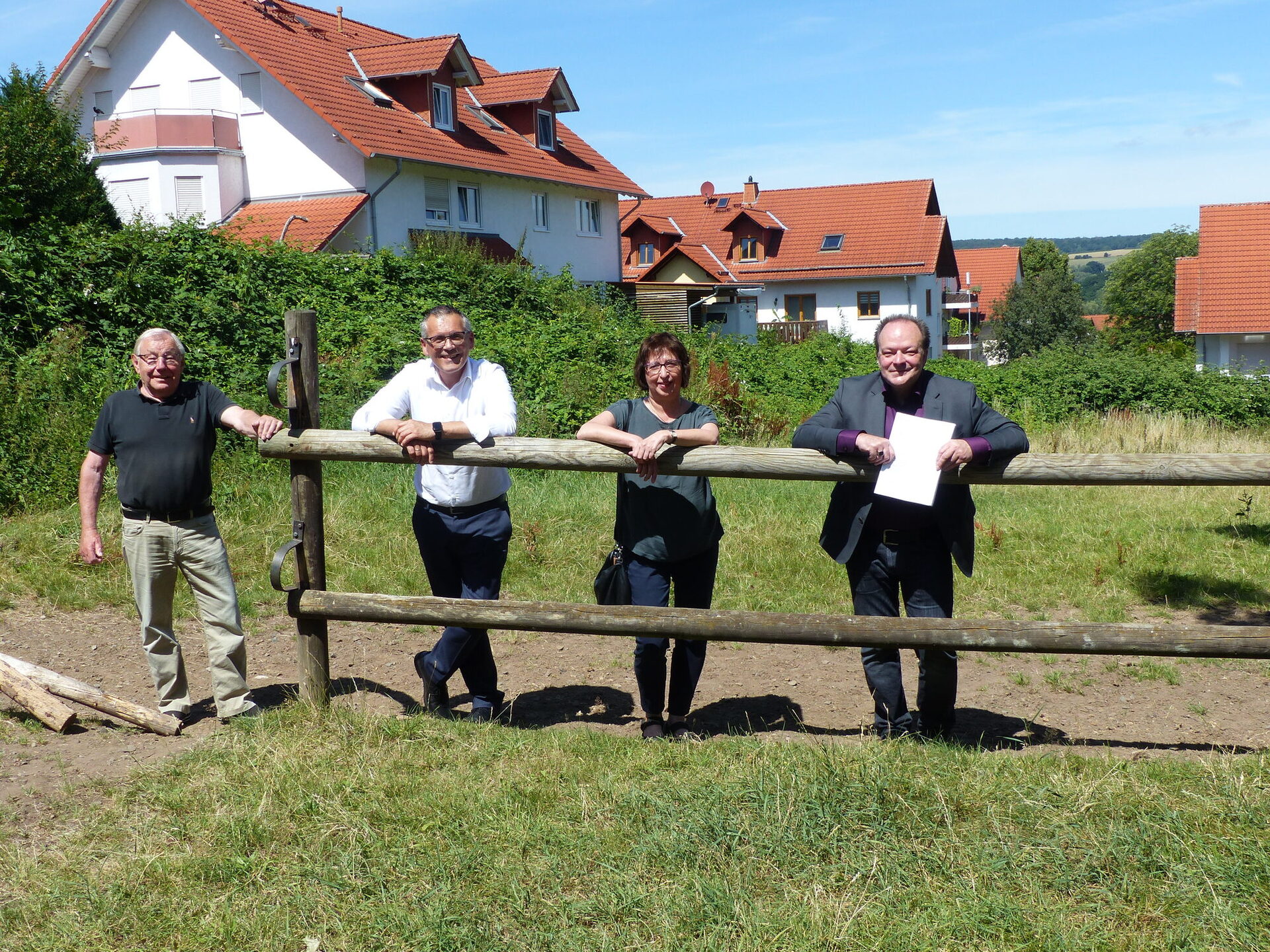 Auf dem Foto sieht man von links nach rechts Walter Brandt (Arbeitskreis Fachwerk Kaufungen), EKB Andreas Siebert, Bärbel Schmelzer (Vorsitzende Fachwerksverein) und Bürgermeister Arnim Roß.