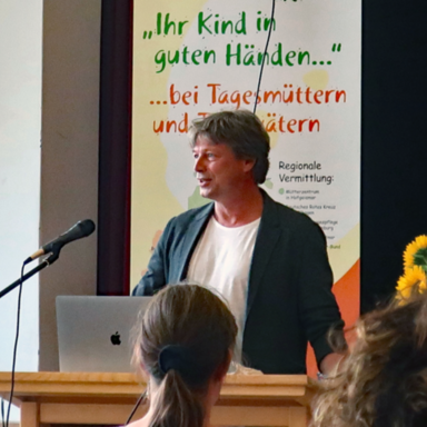 Der bundesweit bekannte Pädagoge und Familientherapeut Markus Bach sprach vor Tagesmüttern aus dem Landkreis Kassel über den Umgang mit stressigen Situationen und erntete viel Applaus.