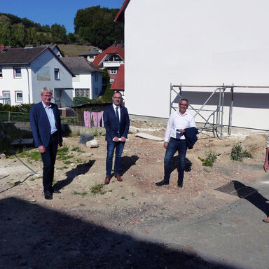 Auf dem Foto sieht man von links nach rechts: Peter Nissen (Servicezentrum Regionalentwicklung), Bürgermeister Harald Munser, Vizelandrat Andreas Siebert und Architektin Michaela Weinert.