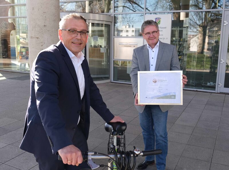 Landrat Uwe Schmidt und Erster Kreisbeigeordneter Andreas Siebert freuen sich über die Auszeichnung des Allgemeinen Deutschen Fahrrad Clubs