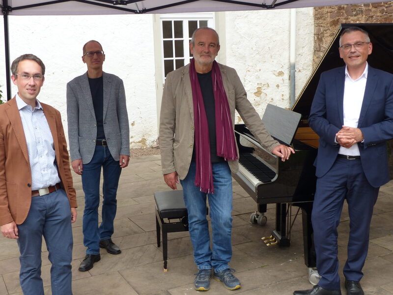 Auf dem Foto sieht man von links nach rechts Bürgermeister Marcus Dittrich, Musikschulleiter Markus Löschner, Michael Heib und Landrat Andreas Siebert.