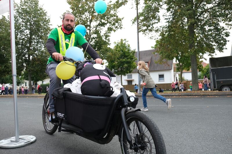 Stefan Arend, Radverkehrsbeauftragter des Landkreises Kassel, fährt mit dem Lastenrad und Maskottchen Edda gratis Brezel aus.