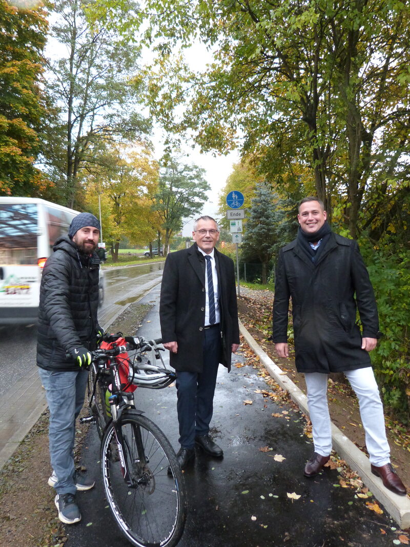 Auf dem Foto sieht man von links nach rechts Kreisradverkehrsbeauftragten Stefan Arend, Landrat Andreas Siebert und den Helsaer Bürgermeister Andreas Schönemann.