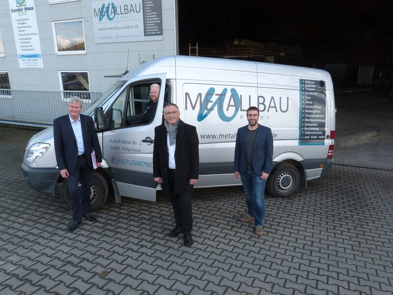 Auf dem Foto sieht man von links nach rechts Peter Nissen (Servicezentrum Regionalenwicklung), Benedikt Weiher (Metallbau Weiher), Landrat Andreas Siebert und Carsten Petry (Verein Region Kassel-Land).