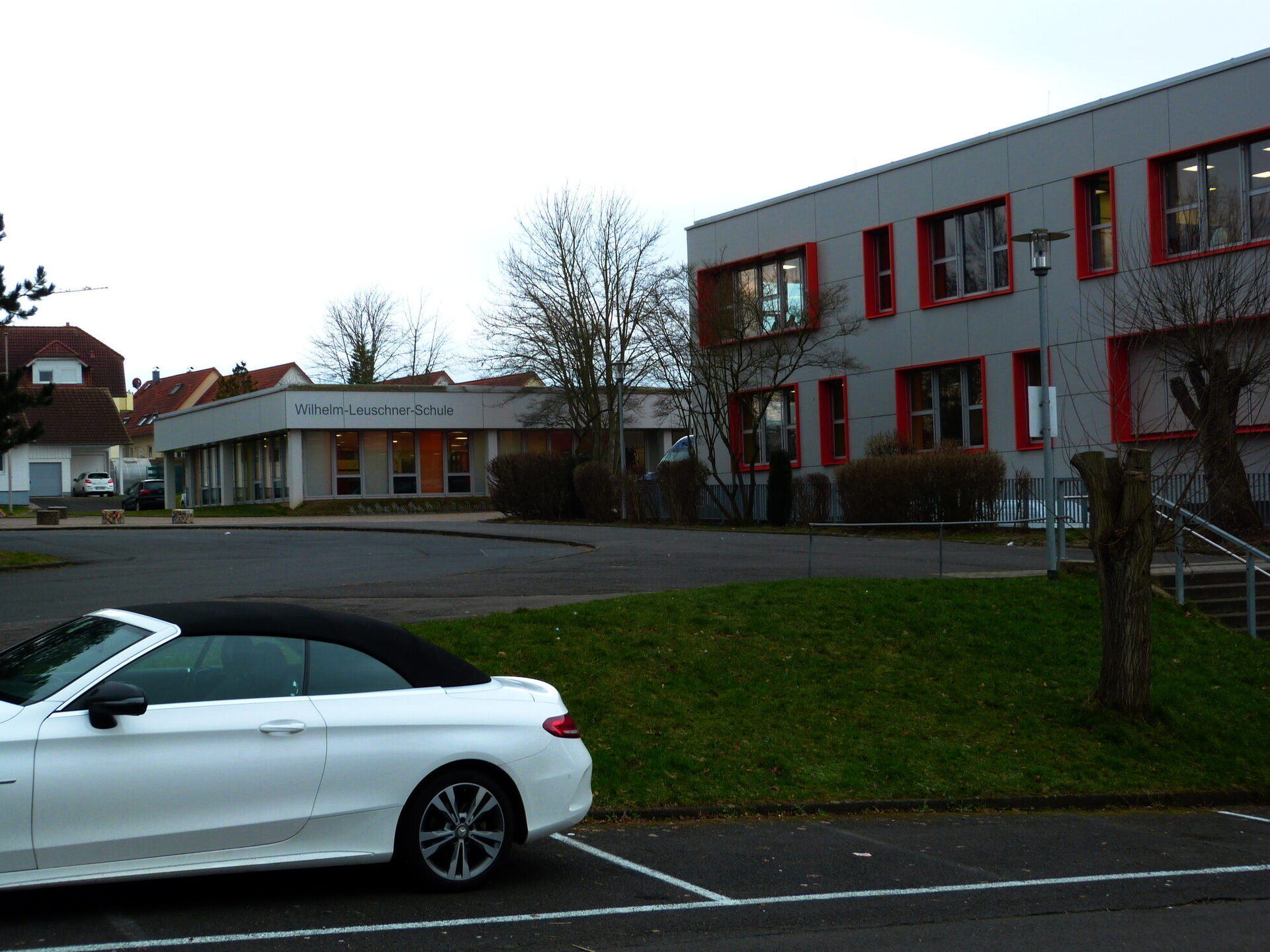 Auf dem Foto sieht man die Wilhelm-Leuschner-Schule.