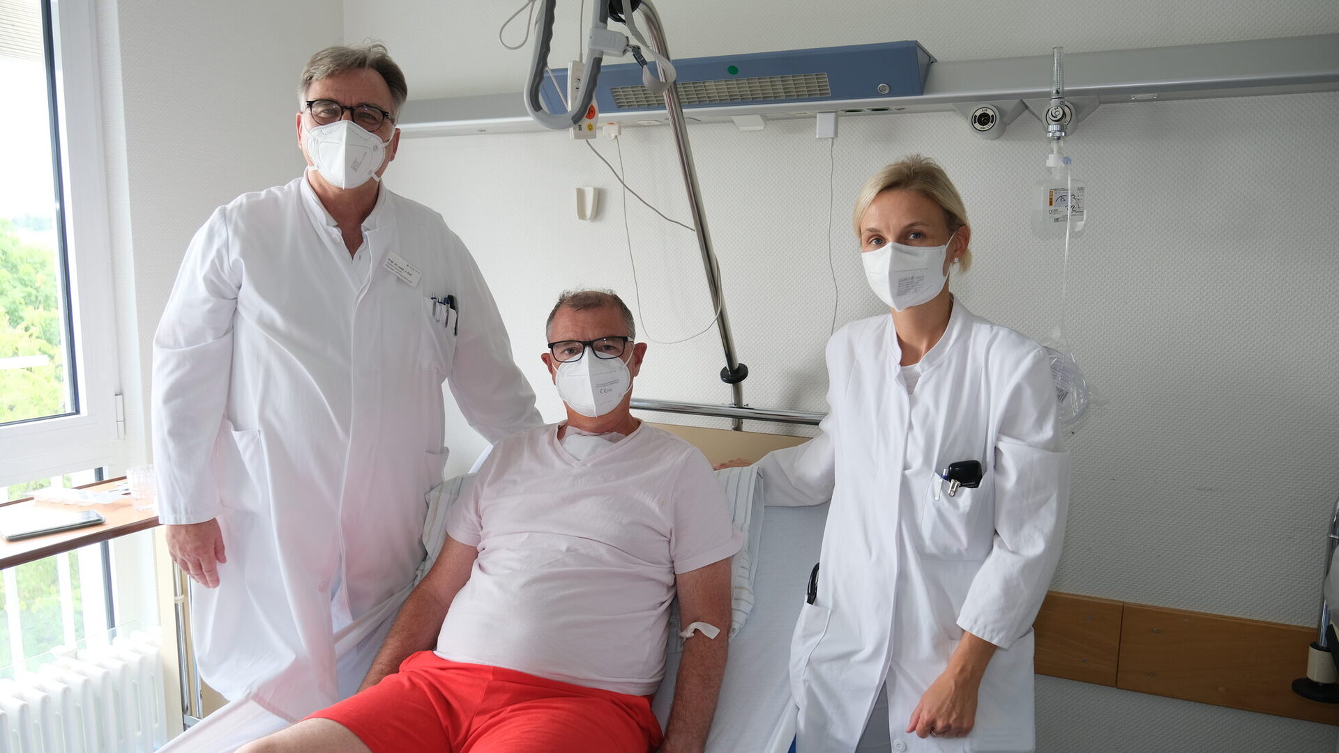 Prof. Dr. Faß, Patient Stefan Reitz und Oberärztin Nadine Müller bei der Visite im Patientenzimmer. (v.l.)