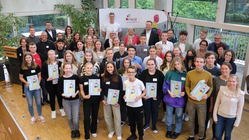 56 Schülerinnen und Schüler haben das FSSJ erfolgreich abgeschlossen. Hier Gruppenbild in der Christoph-Georg-Lichtenbergschule nach der Zertifikatsverleihung.
