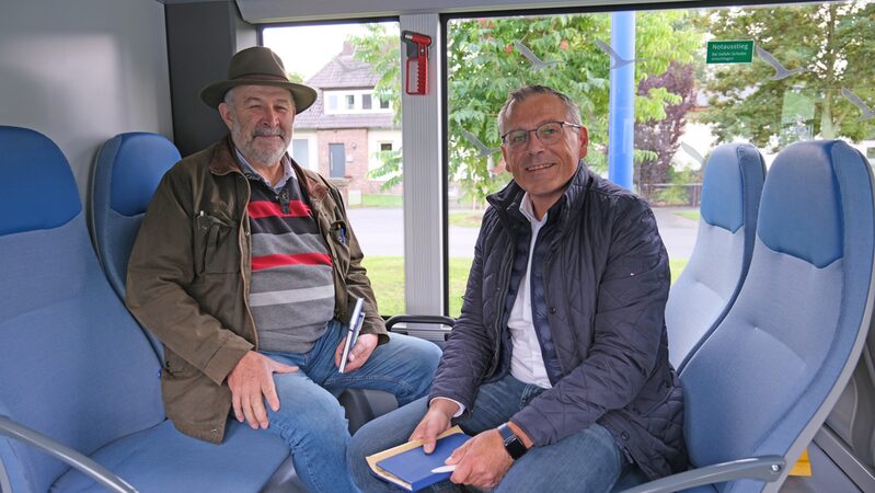 Friedhelm Bangert aus Grebenstein im Gespräch mit Landrat Andreas Siebert während der Bürgersprechstunde im Bus in Hofgeismar.