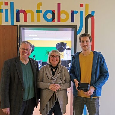 Schulleiter Ludger Brinkmann, Vizelandrätin Silke Engler und Film-AG-Leiter Leo Feisthauer freuen sich über die Eröffnung der „filmfabrik“. (v.l.)