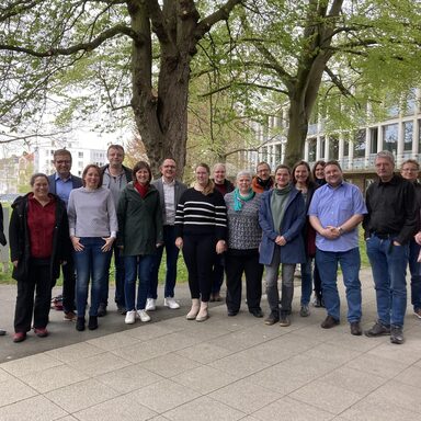Umweltdezernent Thomas Ackermann (links) begrüßte Bürgermeister, Klimschutzmanagende und weitere kommunale Akteure zum Klima-Austauschtreffen im Kreishaus Kassel.