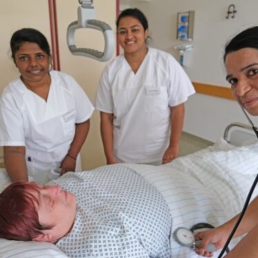 Kümmern sich gut um die Patienten: Anita Mathew, Anna Thomson und Joice Chacko sind die neuen Pflegekräfte an den Kreiskliniken. (v.l.)