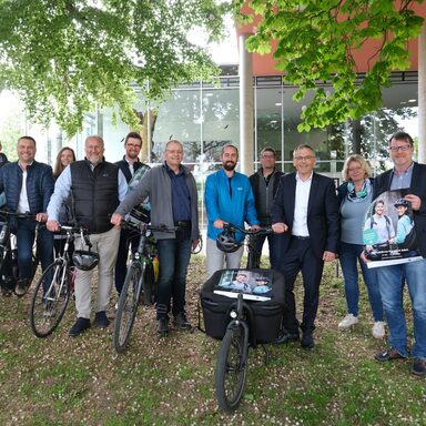 Landrat Andreas Siebert (fünfter von rechts) freut sich mit Landkreis-Radverkehrsbeauftragten Stefan Arend und Vertretenden aus 11 Städten und Gemeinden auf die gemeinsame Zeit beim STADTRADELN 2023.