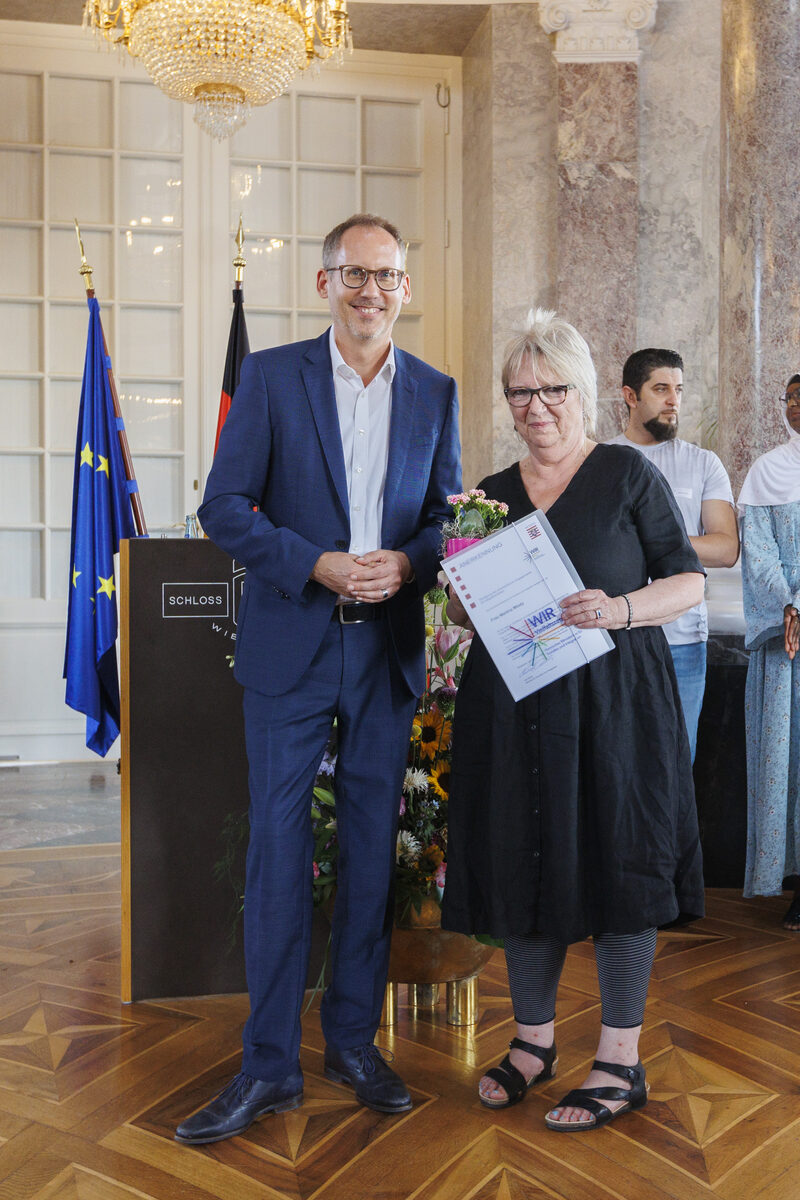 Sozial- und Integrationsminister Kai Klose würdigte Martina Mlody für ihr ehrenamtliches Engagement.