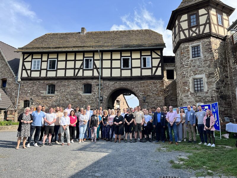 Bei gutem Wetter trafen sich die Gäste sowie Mitarbeitenden und Teilnehmenden der AGiL-Projekte im Wasserschloss Wülmersen.