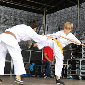 Karate-Showkampf von Phil Freidrichs und Nicolas Rehm auf der Bühne des Sport- und Spielfestes.