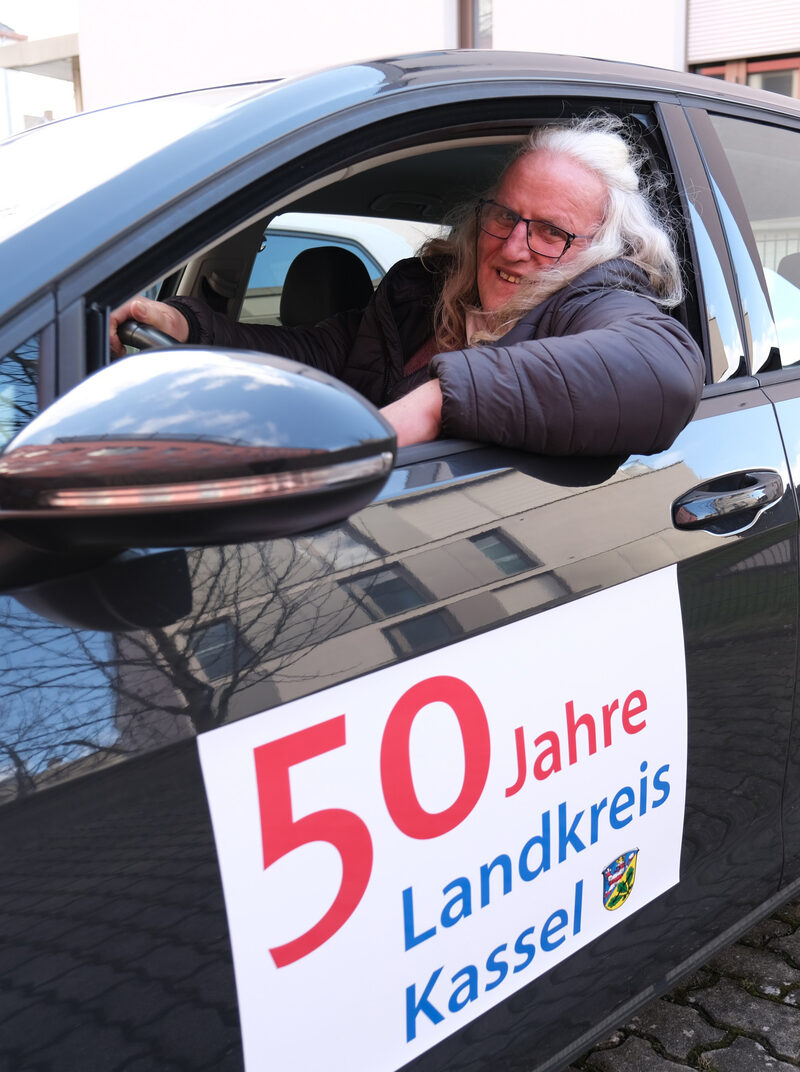 Folierung der Autos mit Logo 50 Jahre Landkreis Kassel: Im Bild mit Hausmeister Peter Ring