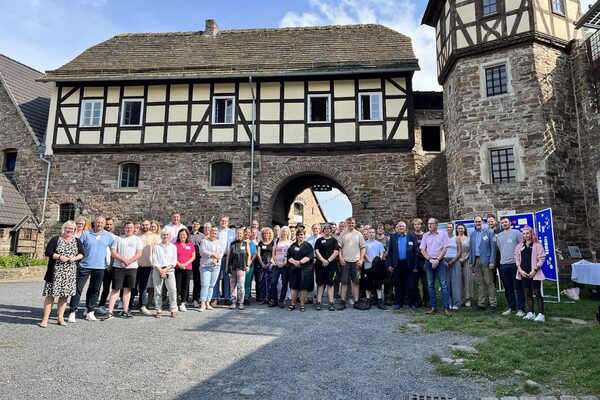 Bei gutem Wetter trafen sich die Gäste sowie Mitarbeitenden und Teilnehmenden der AGiL-Projekte im Wasserschloss Wülmersen