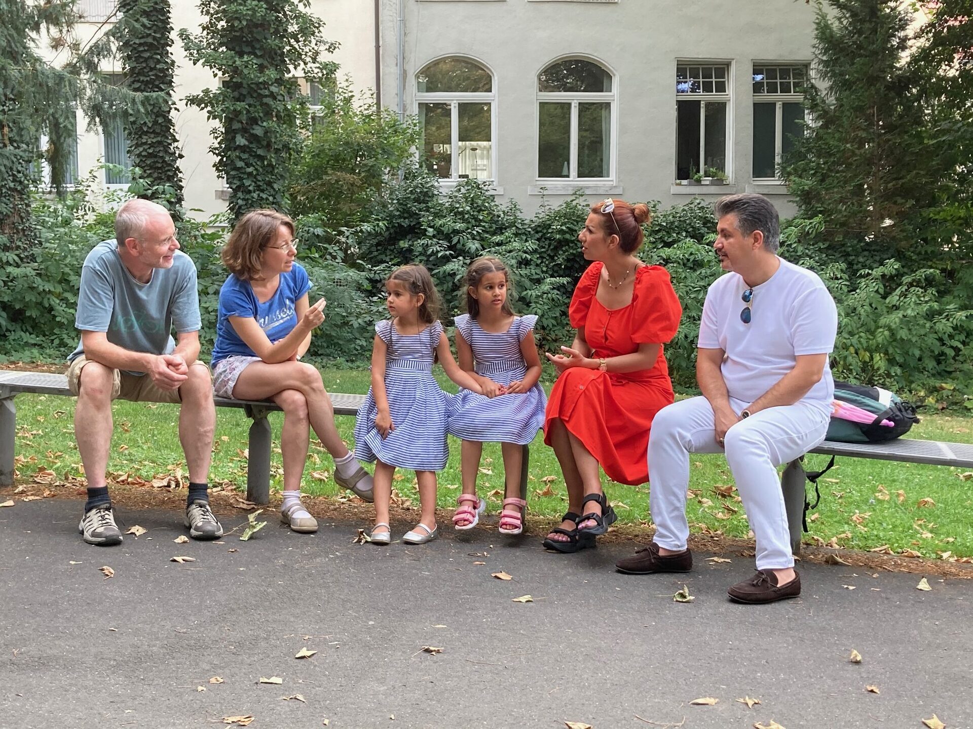Hans Volkhardt und Ulrike Armbrust (links) trafen auf Ali Ruhmanipour und Naghmeh Alipuee mit ihren beiden Kindern Nivana und Nela.