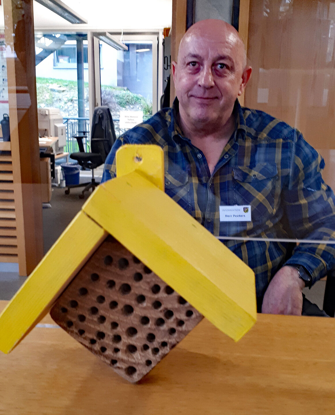 Große Nachfrage nach Insektenhotels: Gerard Peeters und seine Kolleginnen von der Infotheke im Kreishaus freuen sich über den Nachschub.