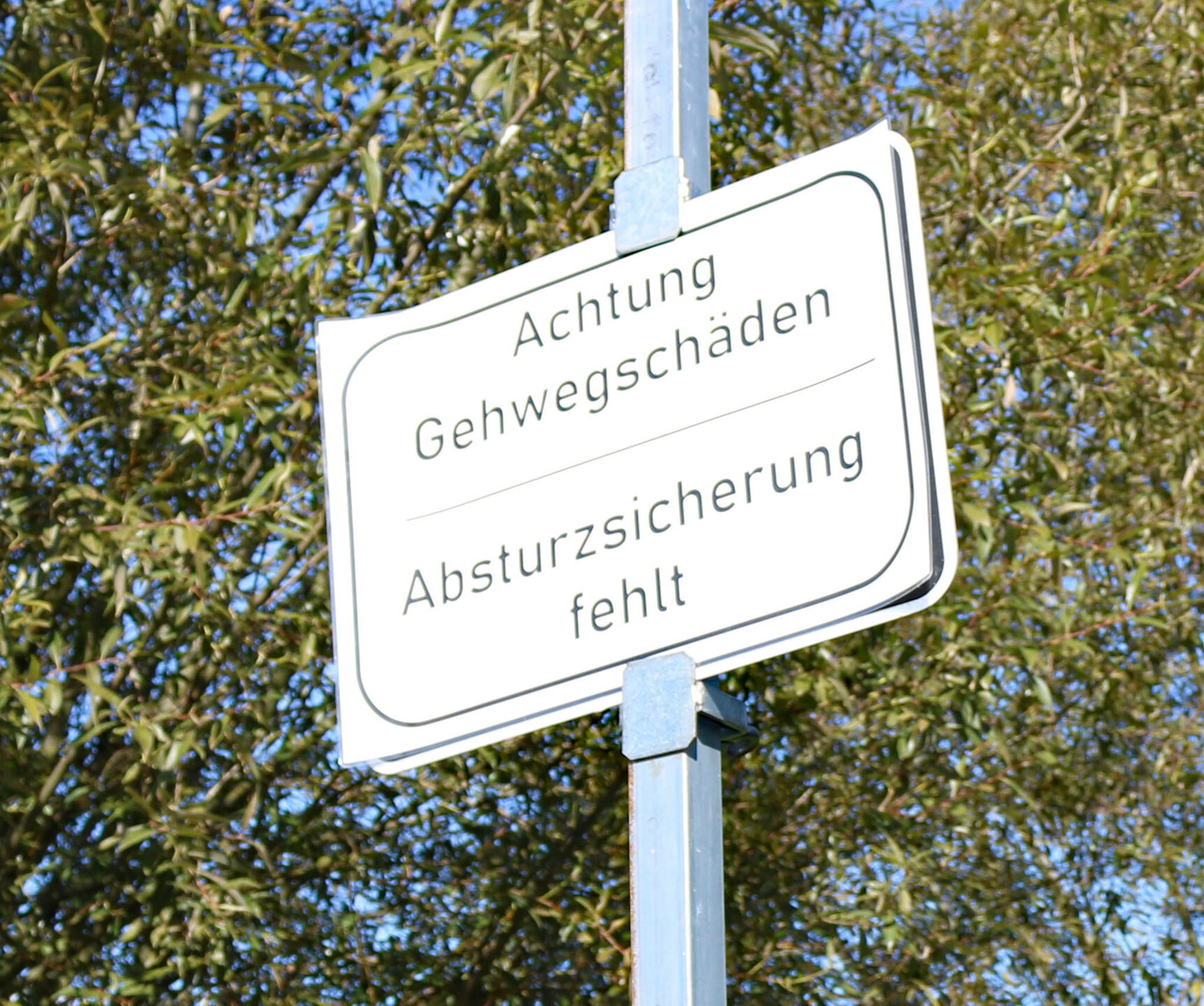 Warnschild in Helmarshausen