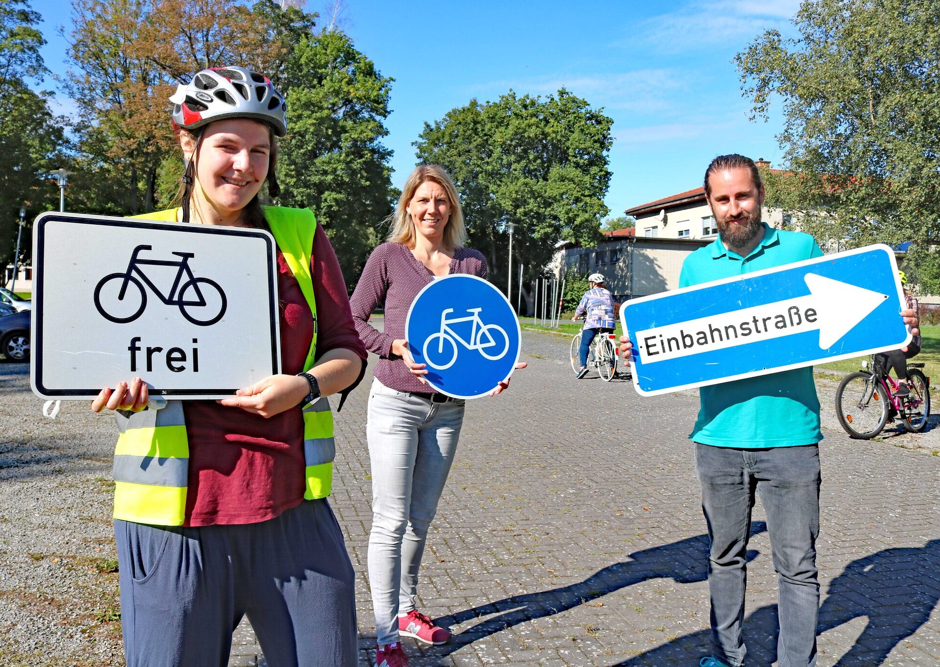 Nadine Koch (rechts) hat die Frauen-Fahrradschule initiiert. Unterstützt wird sie von Stefan Arend, dem Radverkehrsbeauftragten im Landkreis Kassel, und der Ho-norarkraft Stephanie Forristall.