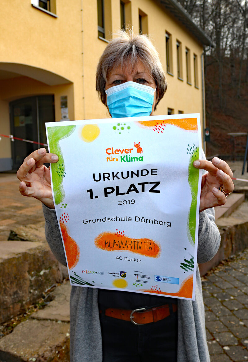 Schulleiterin Uta Dotting von der Grundschule Dörnberg freut sich über die Aus-zeichnung als „klimaaktivste Schule“ im Projekt „Clever fürs Klima“