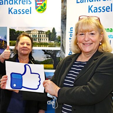 Die beiden Initiatorinnen von „Kultur im Kontakt“: Wilburg Kleff vom Landkreis Kassel (vorn) und Vera Lasch, die ehemalige Geschäftsführerin des Vereins Kulturnetz.