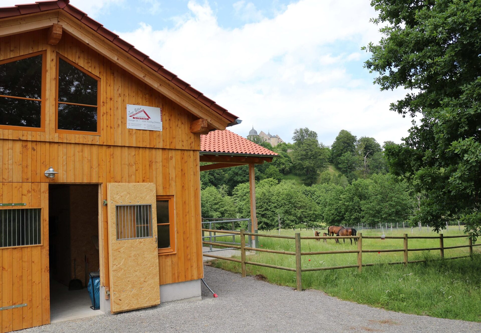 Einen rund 14.000 Quadratmeter umfassenden Bereich hat der Tierpark Sababurg für die Beberbecker Pferde geschaffen, mit Stallungen, Paddocks und großzügigem Auslauf. Die Anlage liegt mitten im Tierpark, direkt an Wegeführung zum Bauernhof und der Kirchenscheune.